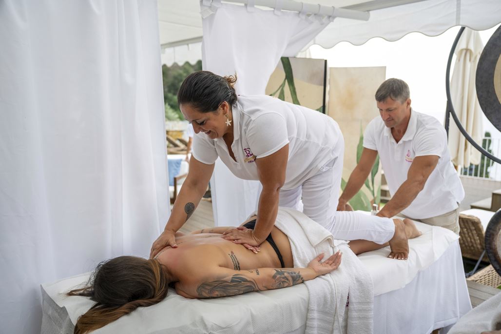 4-hands-massage-1.jpg